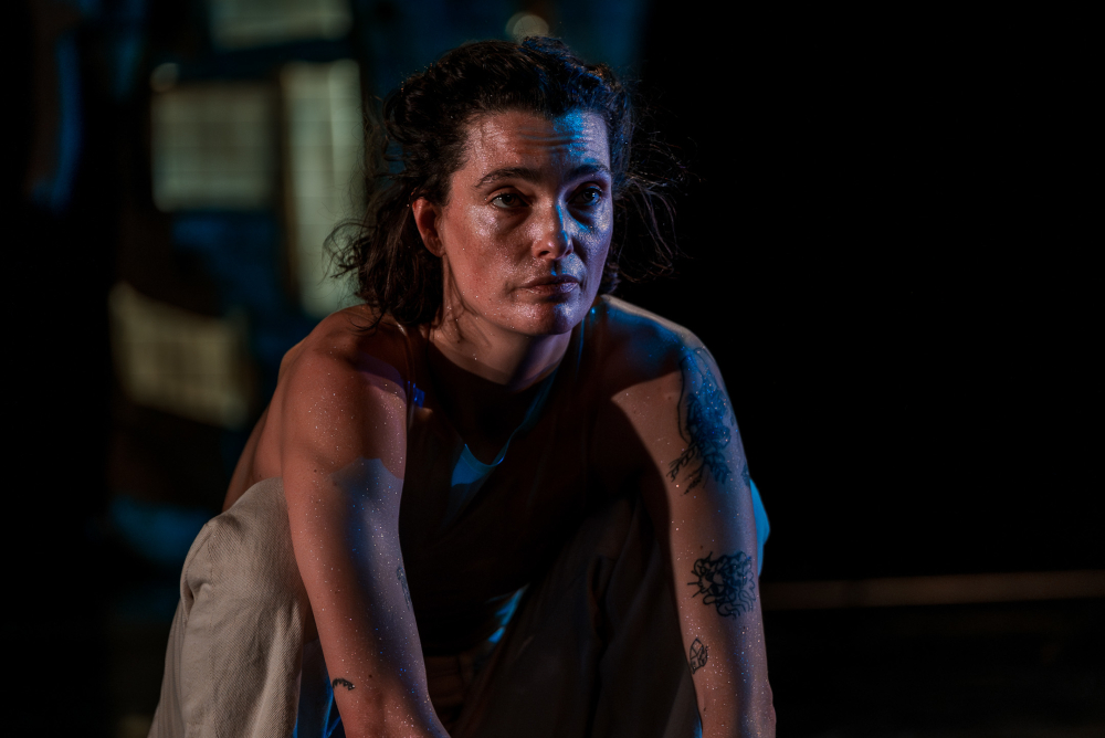 Allison Faye et Juliette Bolzer dans la pièce Bernard avec une création lumière de Jérôme Baudouin, créateur lumière en danse, théâtre et spectacle vivant.